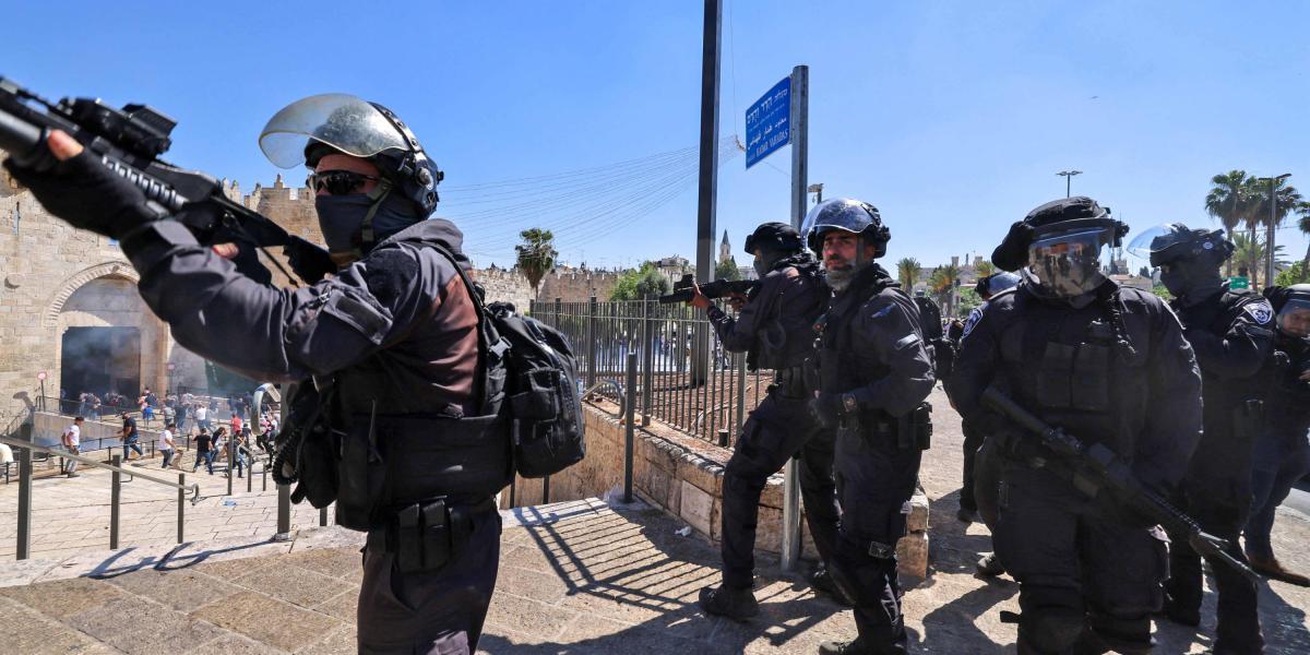 Las fuerzas de seguridad israelíes disparan gases lacrimógenos contra manifestantes palestinos durante las protestas contra la ocupación de Israel y su campaña aérea en la Franja de Gaza.