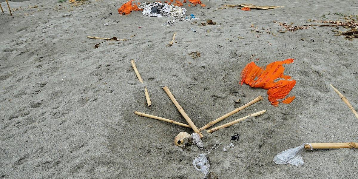 Supuestos cuerpos de personas infectadas con covid han sido encontrados en el río Ganges, India.