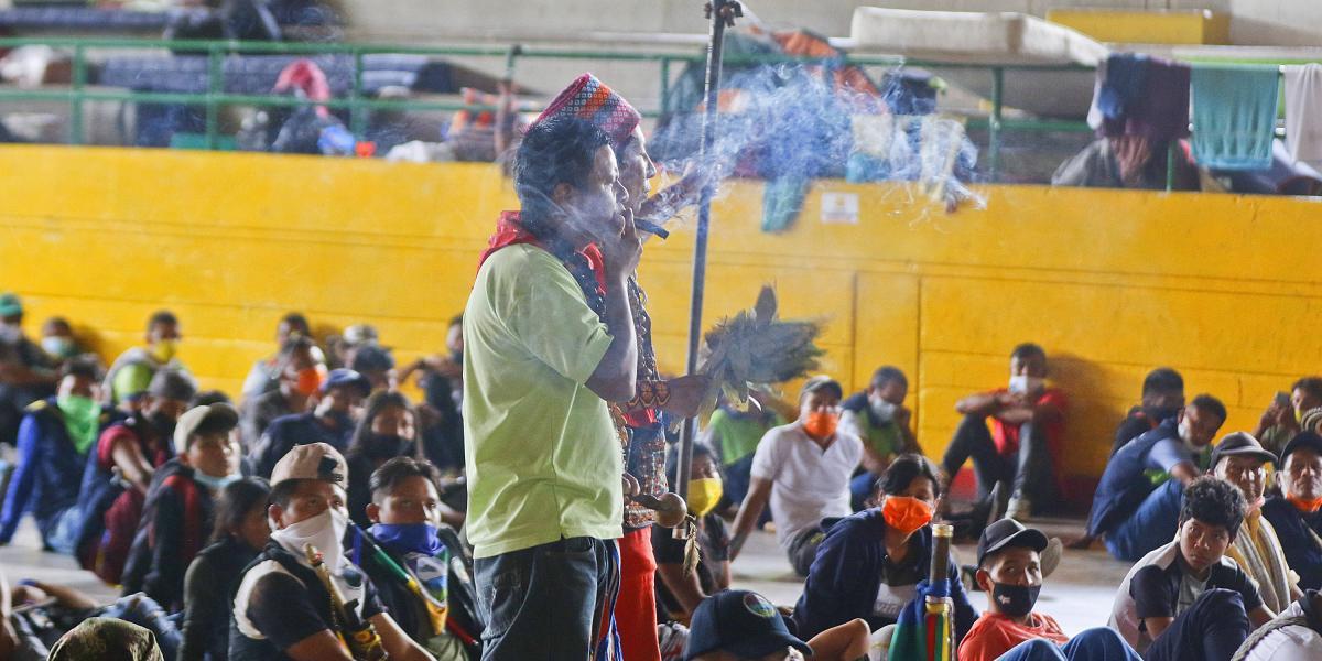 La minga indígena se encuentra reunida en Medellín a la espera de que las negociaciones con la Gobernación de Antioquia lleguen a un acuerdo para salir esta misma noche o mañana de la ciudad.