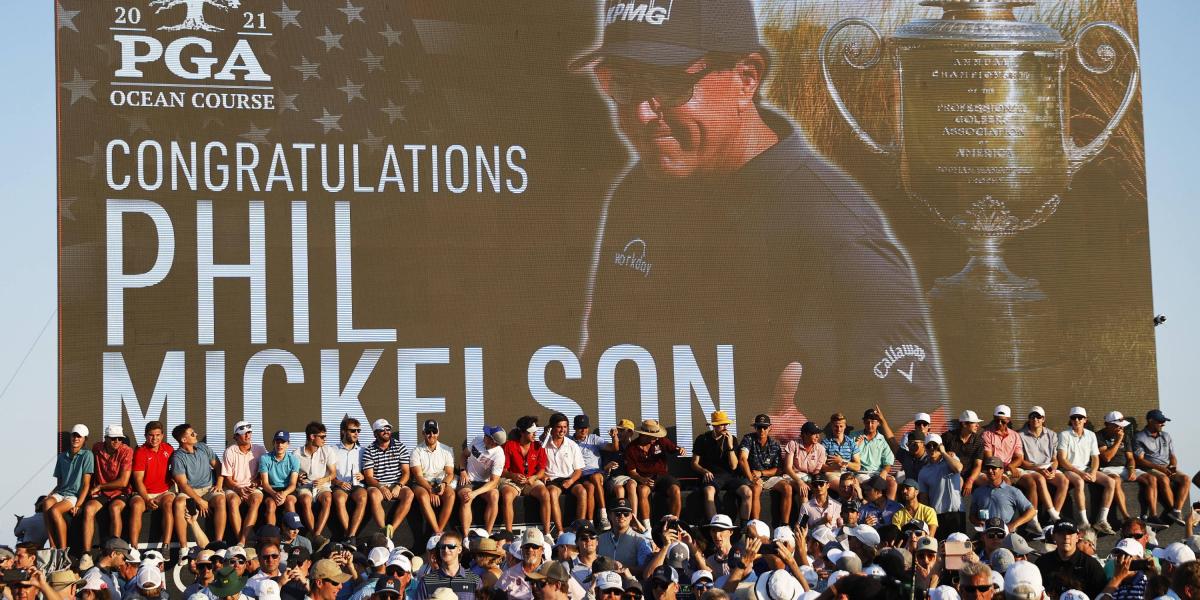 El saludo a Phil Mickelson tras ganar el PGA Championship.