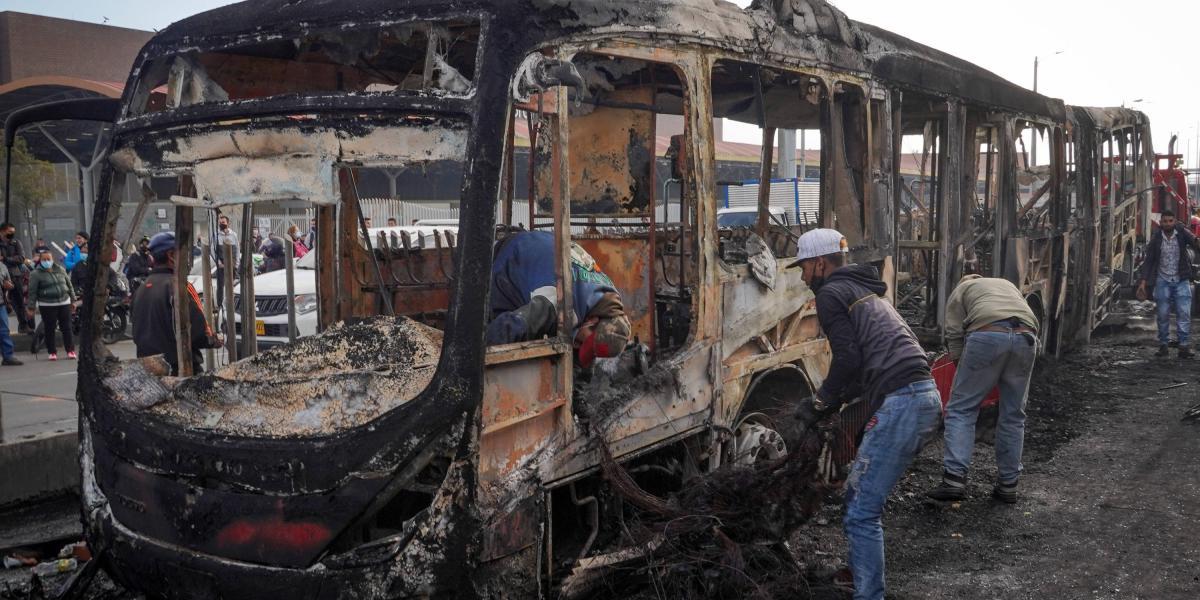 Bus de Transmilenio fue  incinerado en Soacha hoy 24 de mayo del 2021 en horas de la madrugada en la estación San Mateo al sur de la ciudad. FOTO MAURICIO MORENO EL TIEMPO
