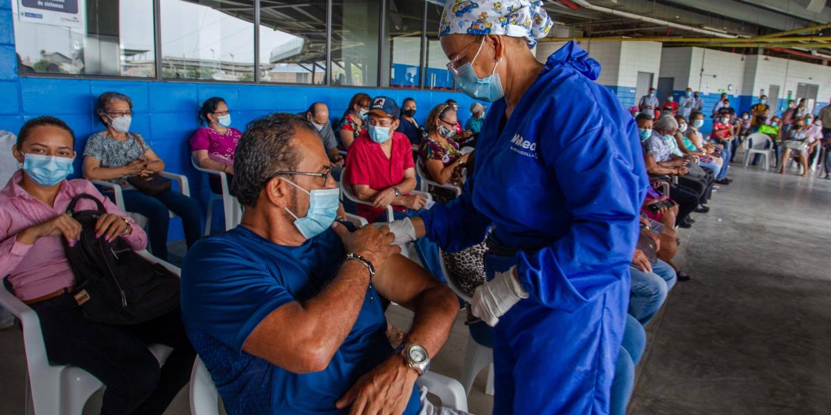 Vacunación en el Estadio de beisbol Edgar Rentería, para población calificada. Foto Vanexa Romero/El Tiempo.