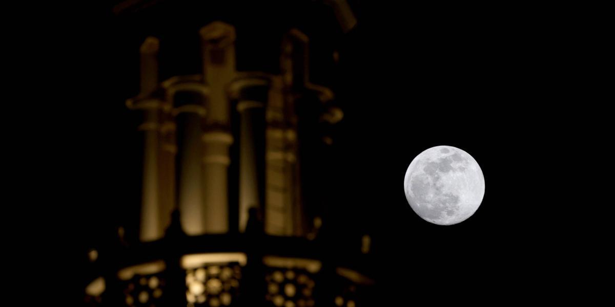 La Superluna elevándose sobre una mezquita en Dubái, ciudad de los Emiratos Árabes Unidos.