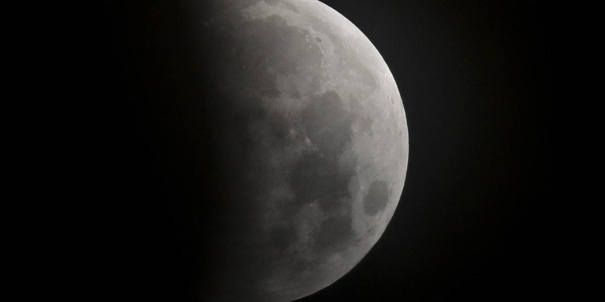 El eclipse parcial visto desde la Ciudad de México, en la madrugada del 26 de mayo.