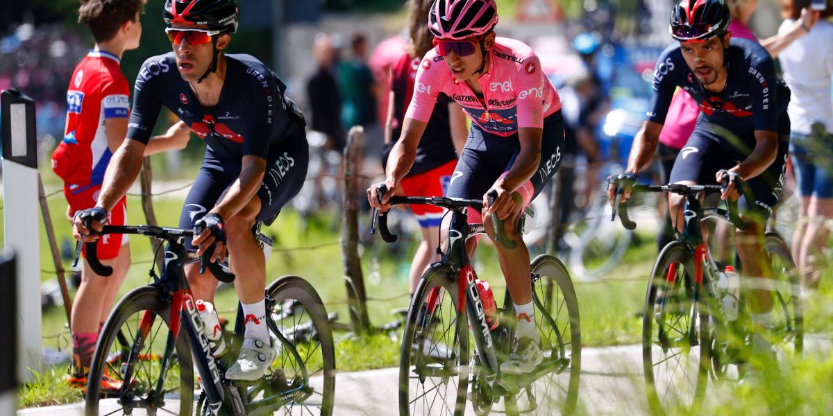 Egan Bernal mantuvo la camiseta de líder del Giro de Italia.