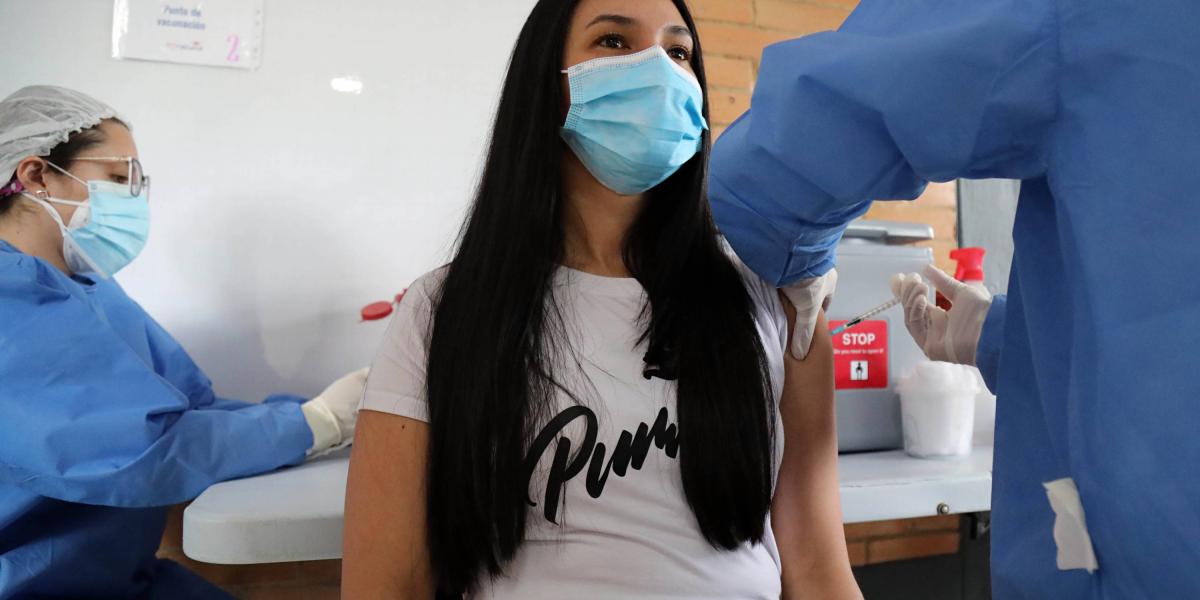 Bogota mayo 27 de 2021.  Se inició la vacunación contra el coronavirus para profesores de colegios y jardines públicos en Bogotá.  fotos: Milton Diaz El Tiempo