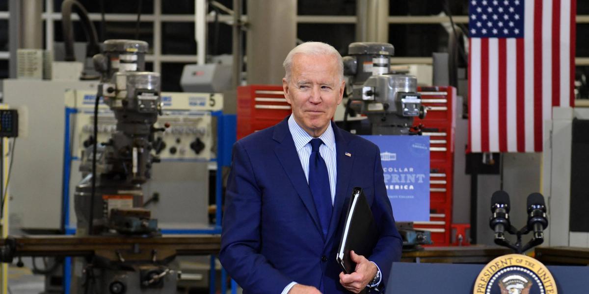 El presidente de los Estados Unidos, Joe Biden, después de hablar sobre la economía en el Centro de Tecnología de Manufactura de la Universidad Comunitaria de Cuyahoga, el 27 de mayo de 2021, en Cleveland, Ohio.