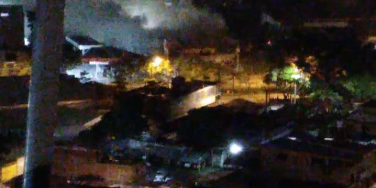 Imagen en Siloé, al momento del incendio en la noche de este 28 de mayo.