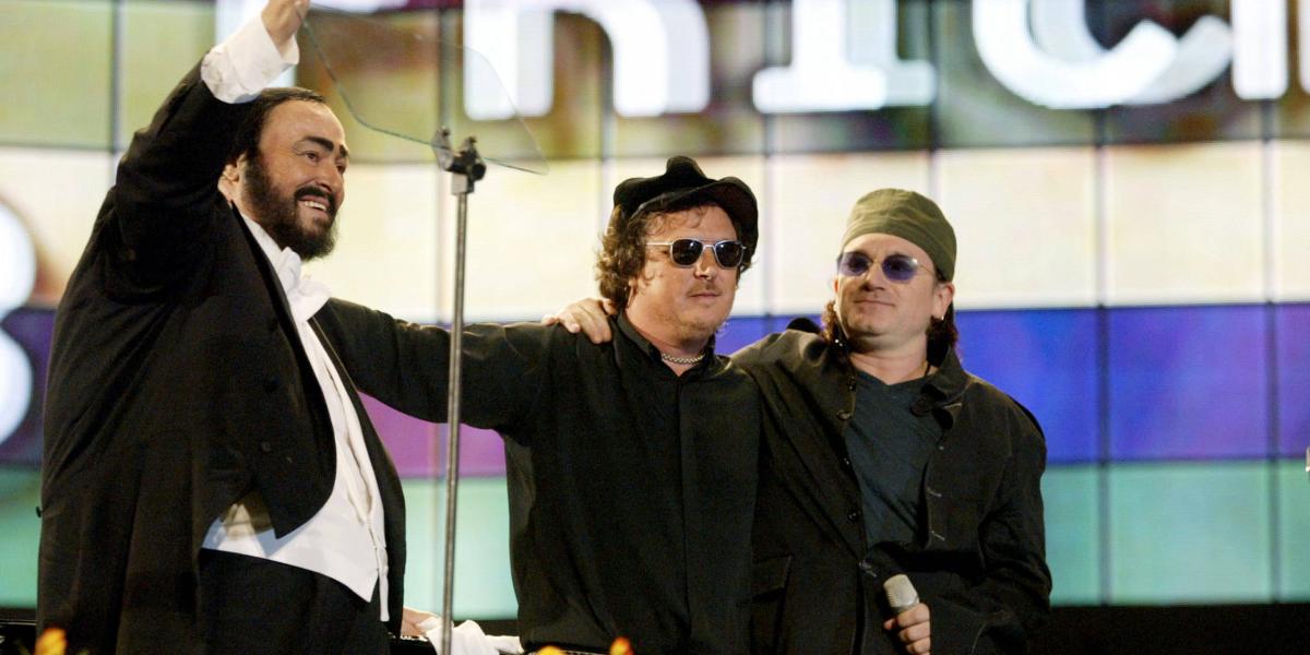 Zucchero, cantante italiano, en compañía de Pavarotti y Bono.