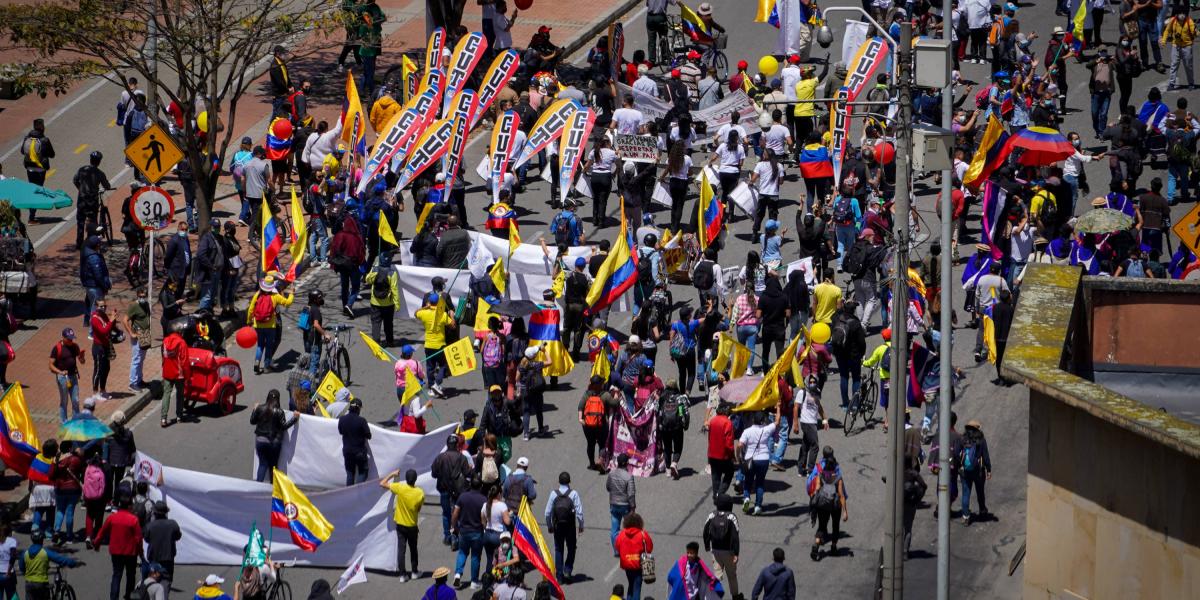 Manifestantes marchan hoy 2 de Junio del 2021 por la carrera 7 en medio del Paro Nacional . FOTO MAURICIO MORENO EL TIEMPO CEET