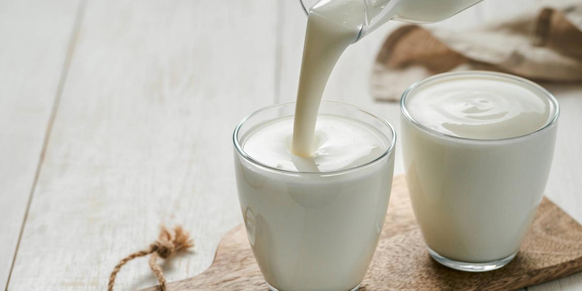 La leche, aunque es curiosa, también funciona como quitamanchas.