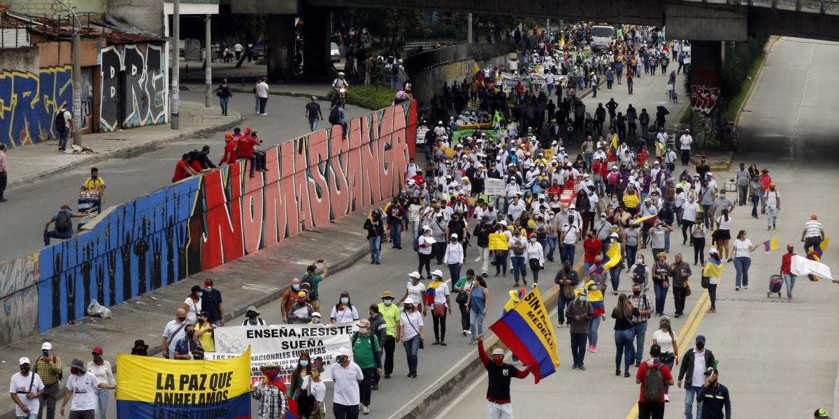 De manera pacífica se vivió una nueva jornada del paro nacional en Medellín. Los profesores recorrieron las principales vías de la ciudad.