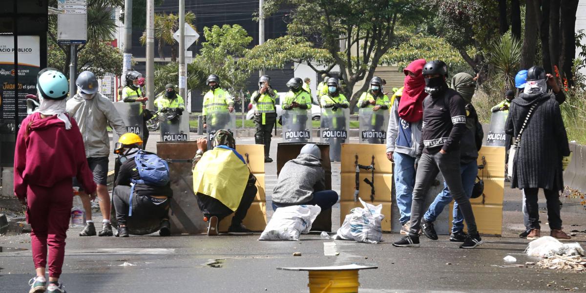 Bogota junio 9 de 2021. Paro Nacional dia 40, bloqueos en la cra 100 calle 25 c entrada para fontibon por la calle 26, indígenas misak y primera línea. Fotos: Milton Diaz El Tiempo
