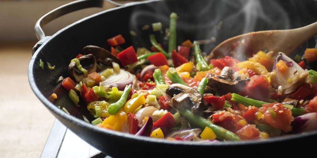 El wok es un sartén de base en forma de media esfera que sirve para cocciones rápidas a baja temperatura.