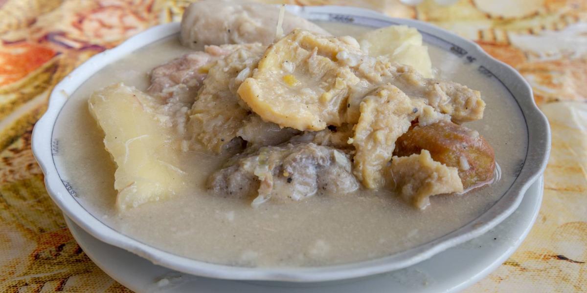 Esta sopa icónica del archipiélago colombiano se prepara con pescado, carne de cerdo y caracol.