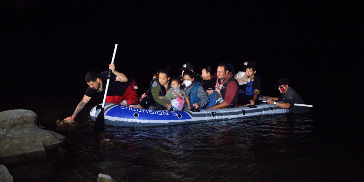 Inmigrantes llegan a los Estados Unidos mientras son contrabandeados a través del río Bravo desde México el 15 de abril de 2021, en Roma, Texas. En abril fueron detenidos 178.622 indocumentados en la frontera con México, la cifra más alta para ese mes desde el 2000, según autoridades estadounidenses