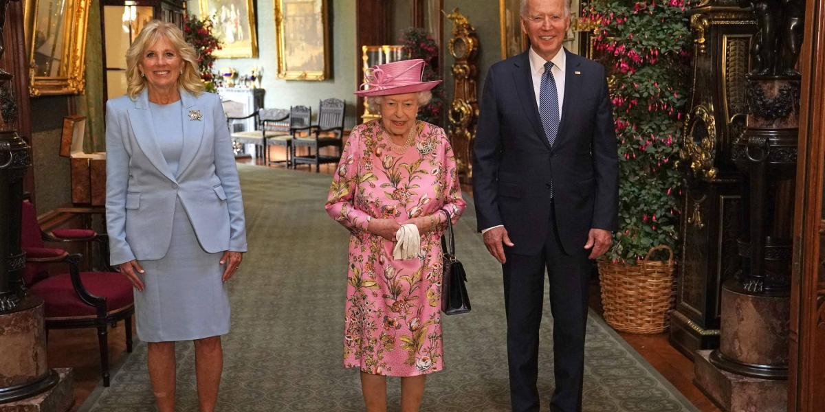 El presidente de Estados Unidos, Joe Biden (derecha) y la primera dama de Estados Unidos, Jill Biden (izquierda), posan para una fotografía con la reina Isabel II de Gran Bretaña (C) en el Gran Corredor del Castillo de Windsor en Windsor, al oeste de Londres, el 13 de junio de 2021, antes de tomar té. El presidente de los Estados Unidos, Biden, visitará a la reina en el Castillo de Windsor el domingo por la noche, donde él y la primera dama Jill Biden tomarán el té con la reina.