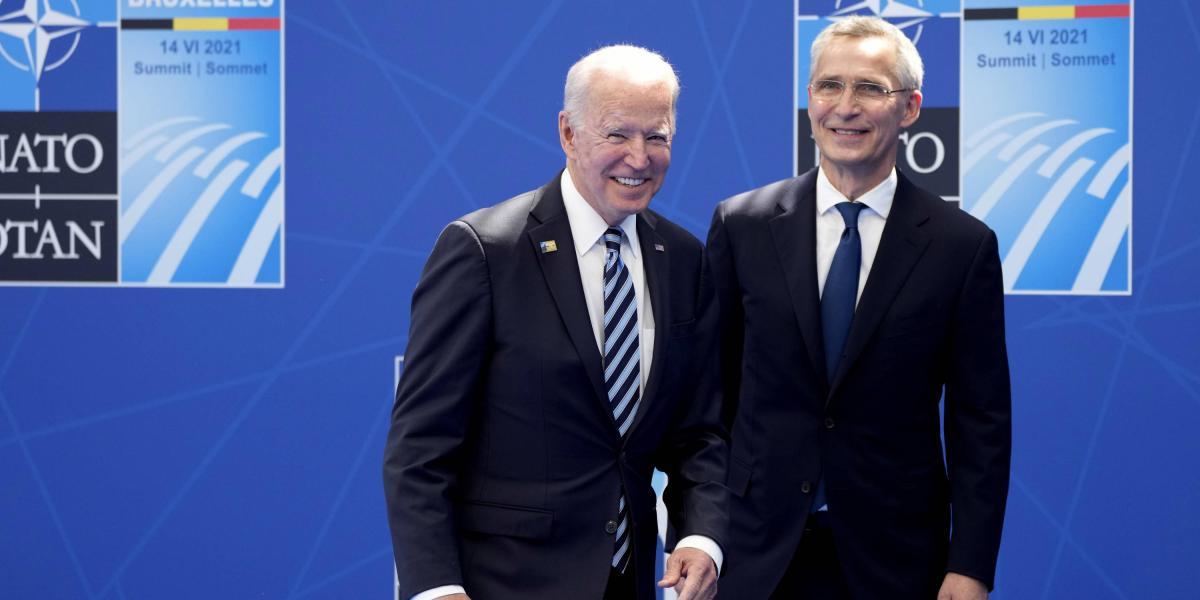 El secretario general de la Otan, Jens Stoltenberg, da la bienvenida al presidente estadounidense Joe Biden.