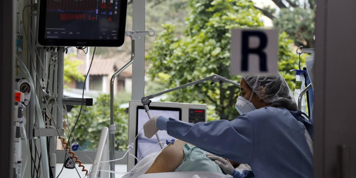 Según el alcalde de Medellín, Daniel Quintero, el próximo fin de semana se espera que en Medellín empiece a disminuir el número de positivos por covid-19, tras dos meses con las cifras en alza, por encima de los 2 mil 500 contagios en abril.