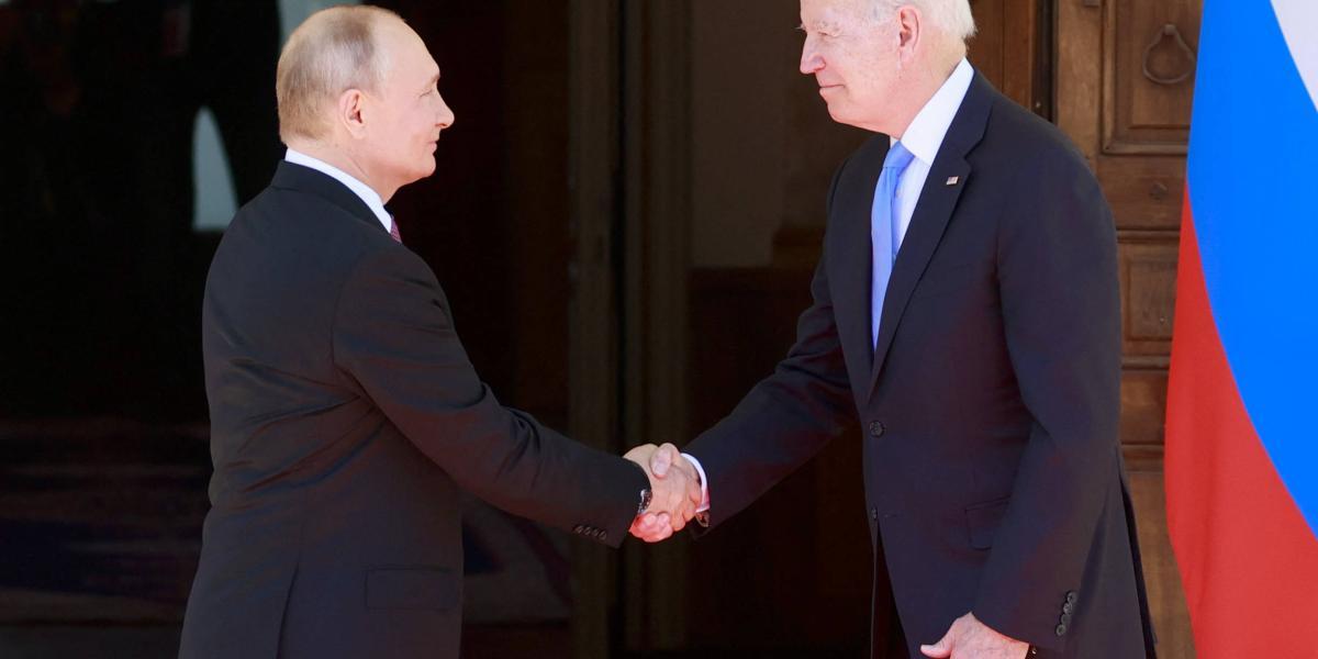 El presidente ruso, Vladimir Putin (izq.), le da la mano al presidente estadounidense, Joe Biden, antes de su reunión en la 'Villa la Grange' en Ginebra el 16 de junio de 2021.