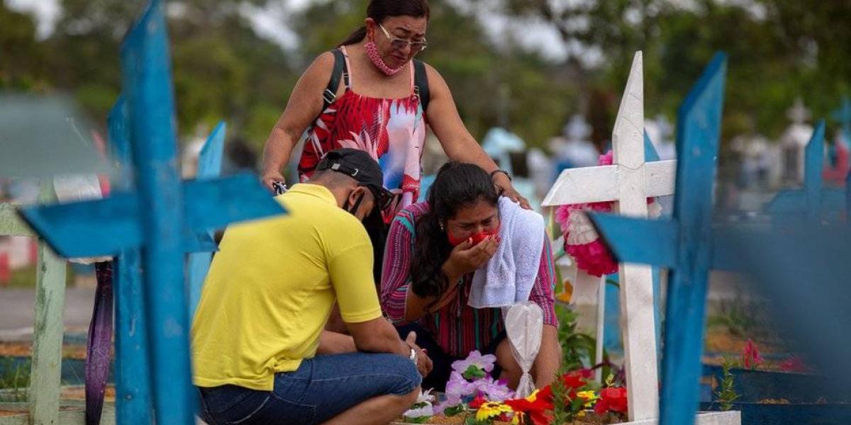 BBC Mundo: Varias personas en un cementerio en Manaos.