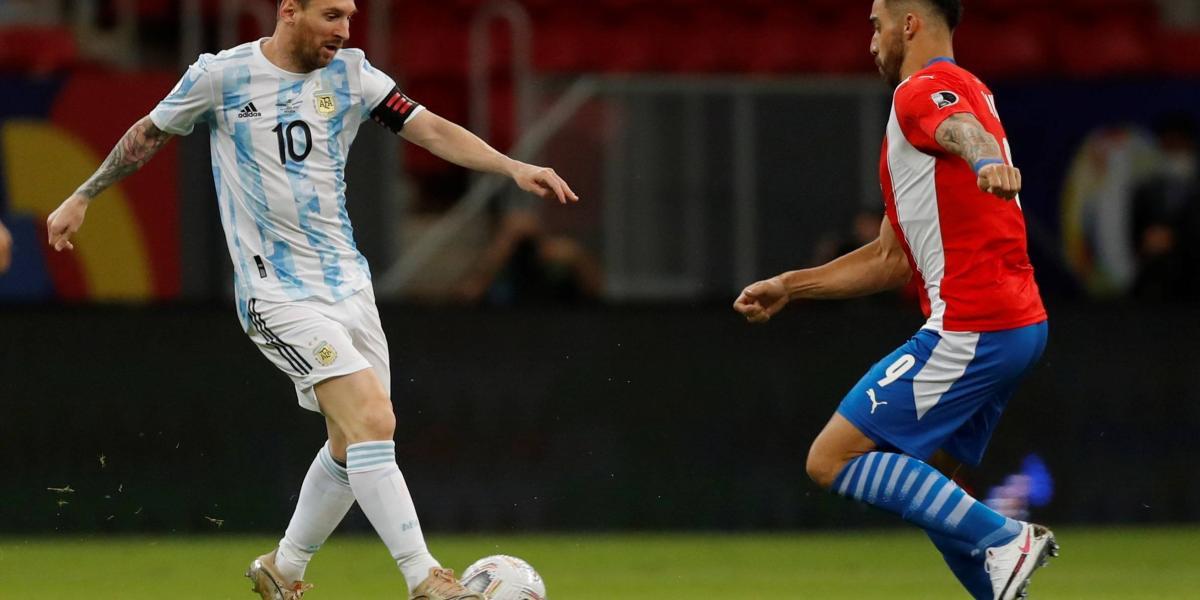 Lionel Messi, en acción contra Paraguay.