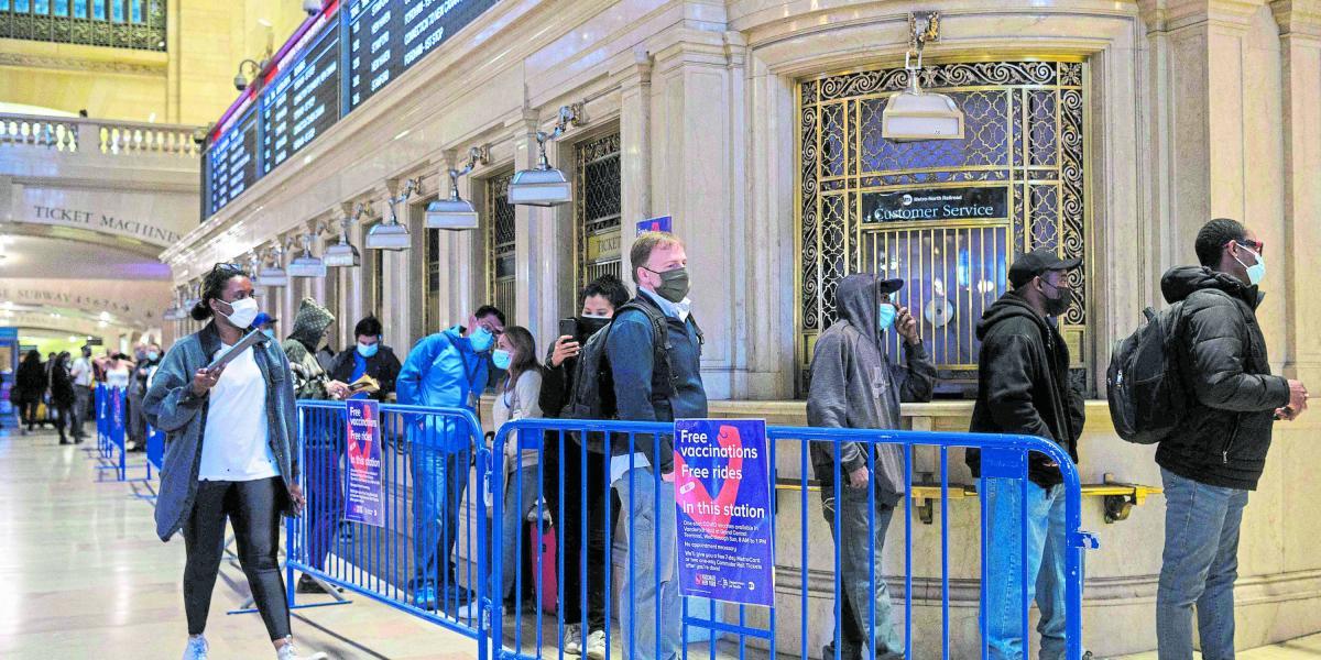 Habitantes y turistas hacen fila en el Grand Central Terminal train station de Nueva York. Allí se aplican vacunas sin contratiem-
pos y son gratuitas.
