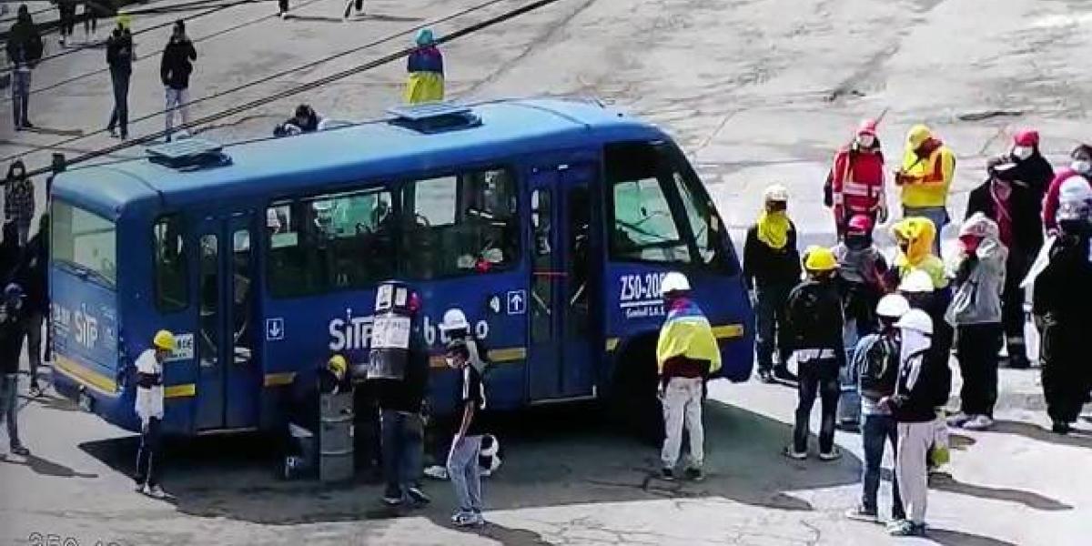 A través de cámaras de vigilancia quedó registrado cuando miembros de la primera línea pinchan las llantas de un bus.