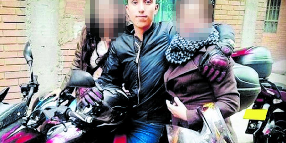 Camilo Vélez, en compañía de familiares, en la moto en la que se movilizaba cuando un cable se atravesó en su camino.