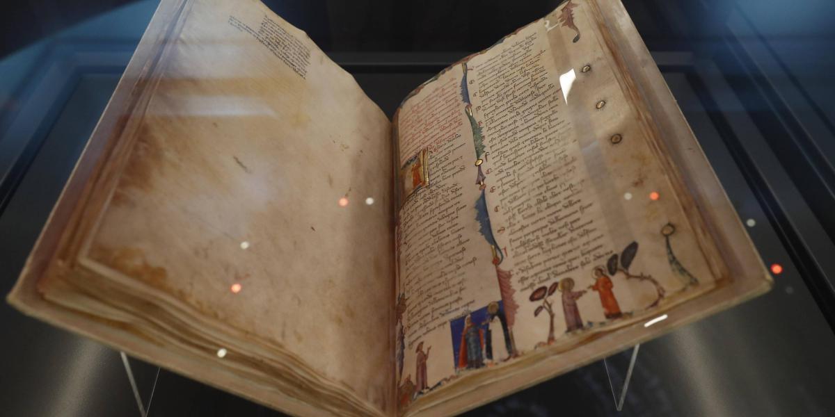 Detalle del manuscrito expuesto más antiguo, que data de la segunda mitad del siglo XIV, y que forma parte de la exposición 'Dante Alighieri en la BNE'.