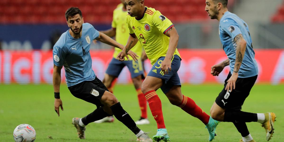 Acción del partido Colombia vs. Uruguay. Con la pelota, Luis Fernando Muriel.