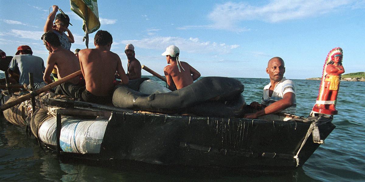Foto tomada en agosto de 1994 en La Habana. Un grupo de cubanos se preparaba para navegar en una balsa hecha a mano hacia Florida (Estados Unidos).