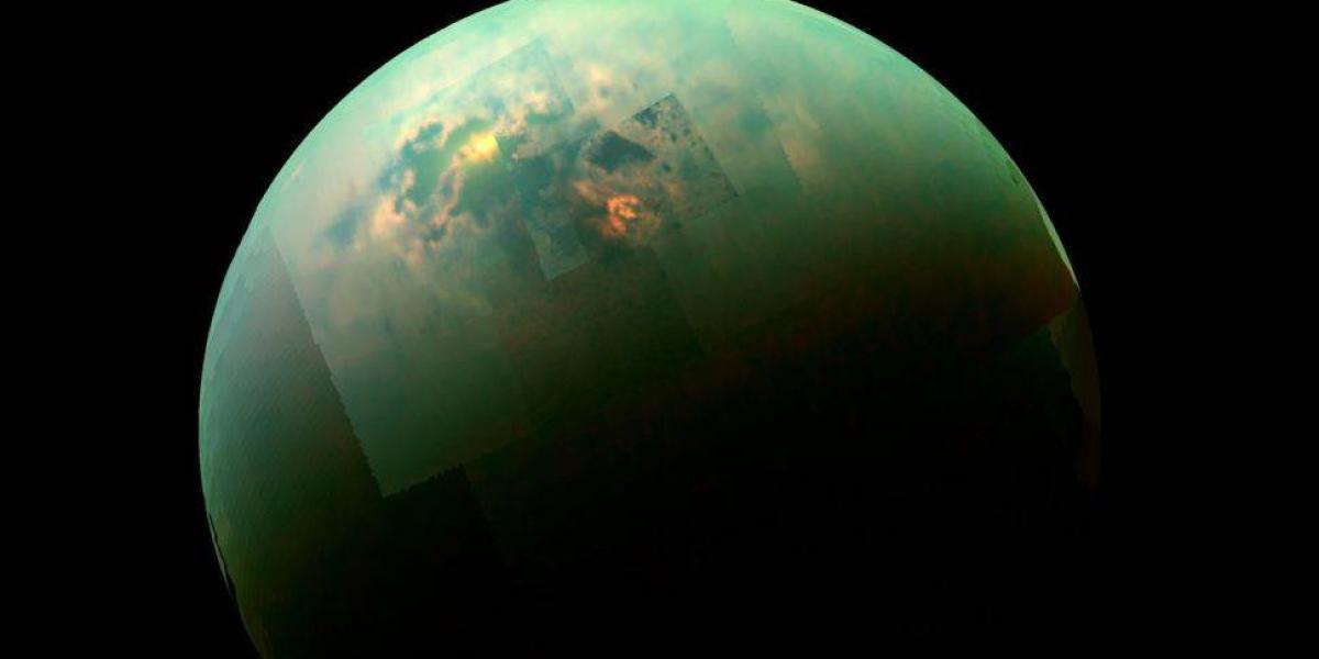 Una vista en color en el infrarrojo cercano de Titan muestra el sol brillante en los mares del polo norte de la Luna.