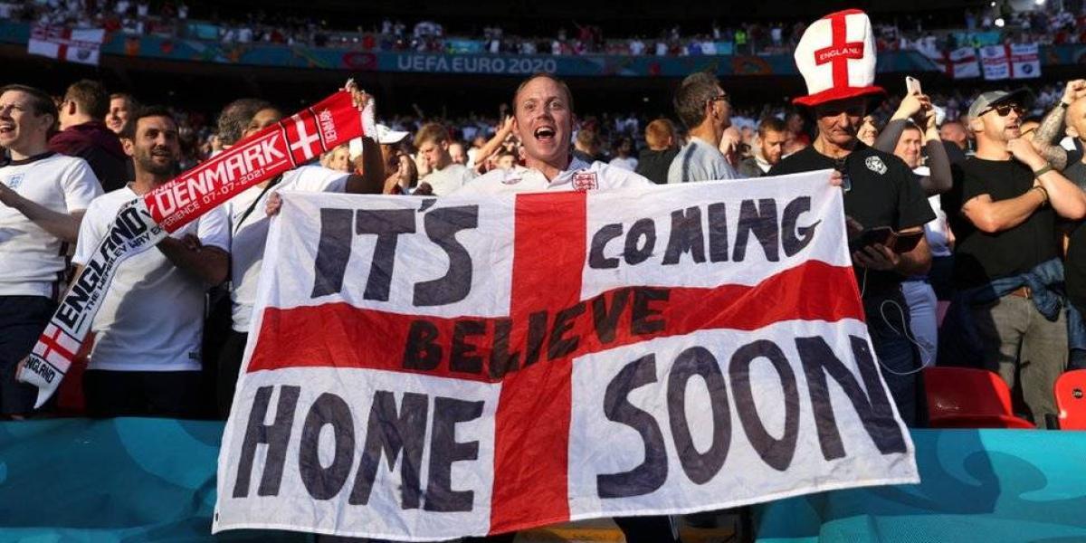 BBC Mundo: Fanáticos del fútbol inglés en el estadio de Wembley.