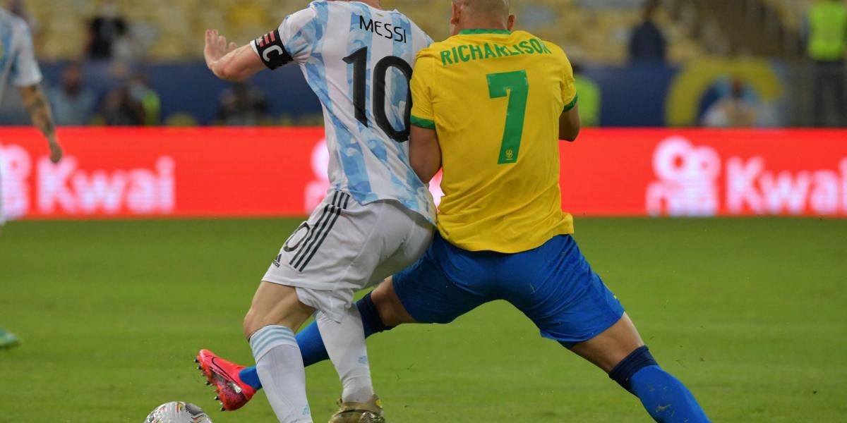 Argentinos y brasileros disputan el título de la Copa América en el Maracaná.