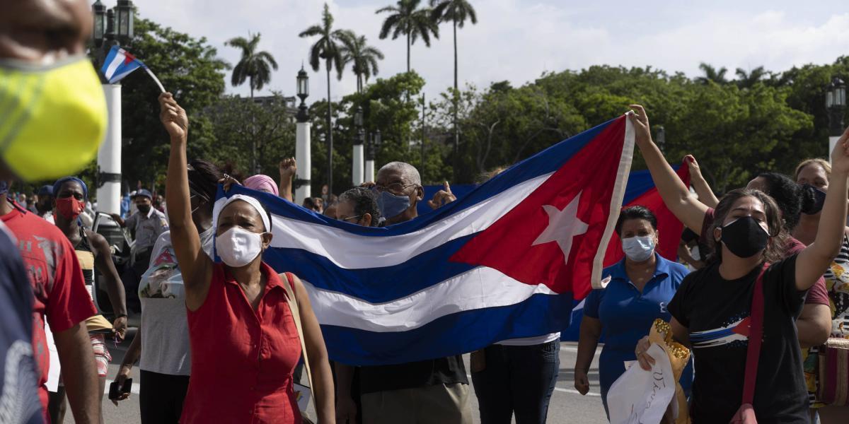 Manifestantes pro-gobierno gritan a favor del gobierno en frente del Capitolio de La Habana durante el estallido social en Cuba, Julio 11, 2021.