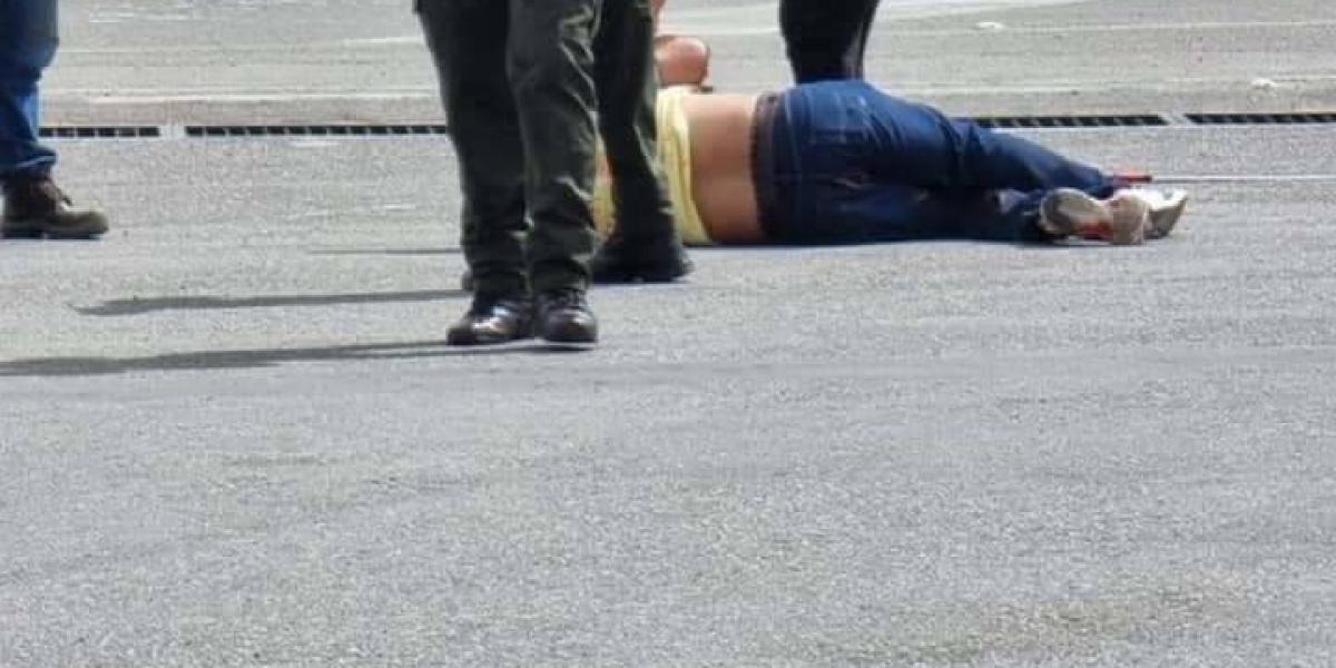 En el sector de las variante Cajicá- Chía, este policía resultó herido cuando un ciudadano lo agredió con un machete.