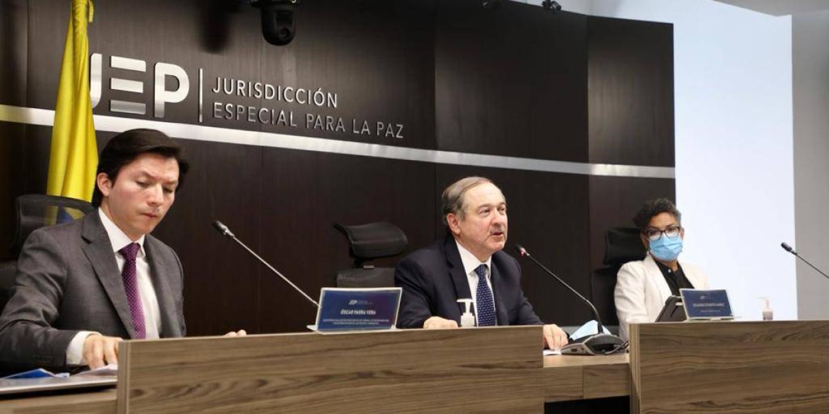 De izq. a der., los magistrados de la JEP Óscar Parra, Eduardo Cifuentes y Nadiezhda Enríquez.
