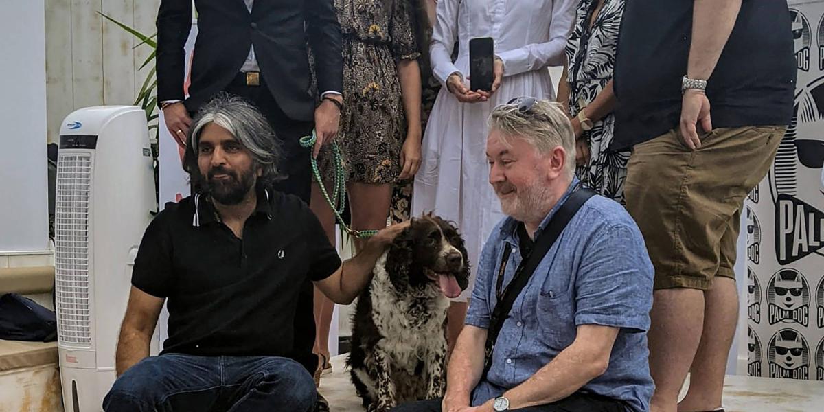 La actriz británica Tilda Swinton posa con el collar que le concedieron a sus perros en Cannes 2021.