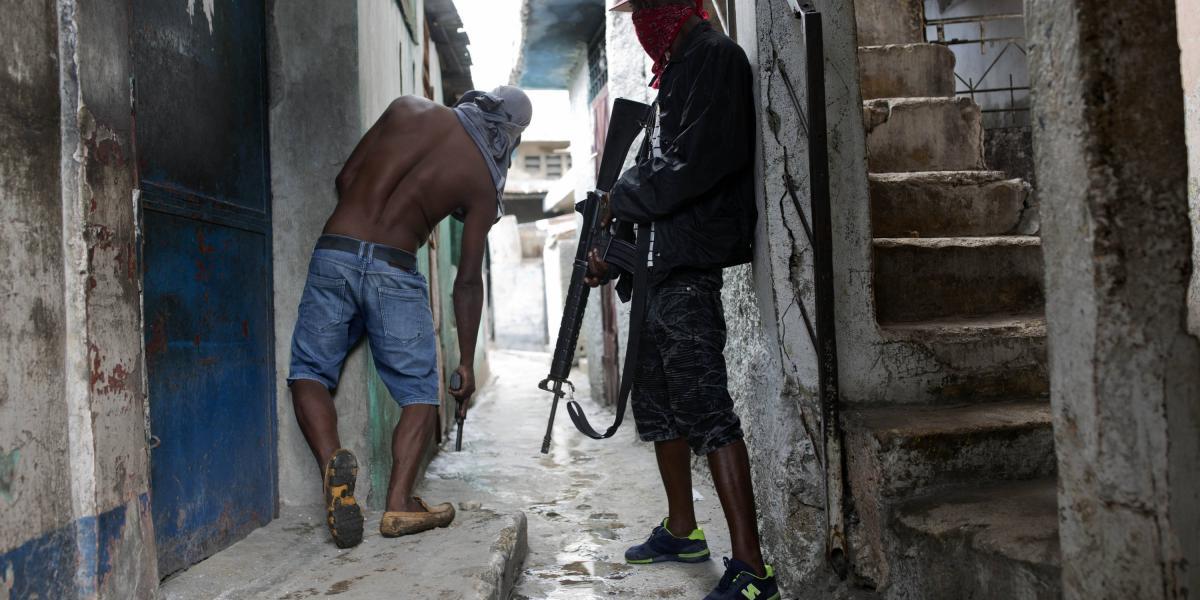 Miembros de una pandilla en La Saline, en Puerto Príncipe. Este barrio está controlado por el ‘G9’, la alianza entre las bandas armadas de la capital.