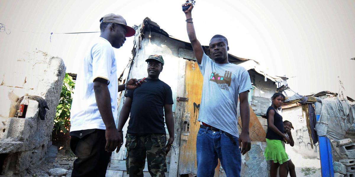 Miembros de una de las bandas más duras de Cité Soleil, un barrio pobre de Puerto Príncipe y el campo de batalla entre las bandas que ajustan cuentas.