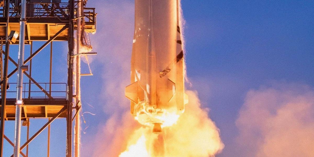 Esta fotografía, cortesía de Blue Origin, muestra al cohete New Shepard durante su lanzamiento desde una base del oeste de Texas (Estados Unidos).
