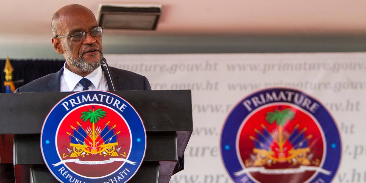 El nuevo primer ministro, Ariel Henry, habla durante la ceremonia de toma de posesión del nuevo Gobierno haitiano.