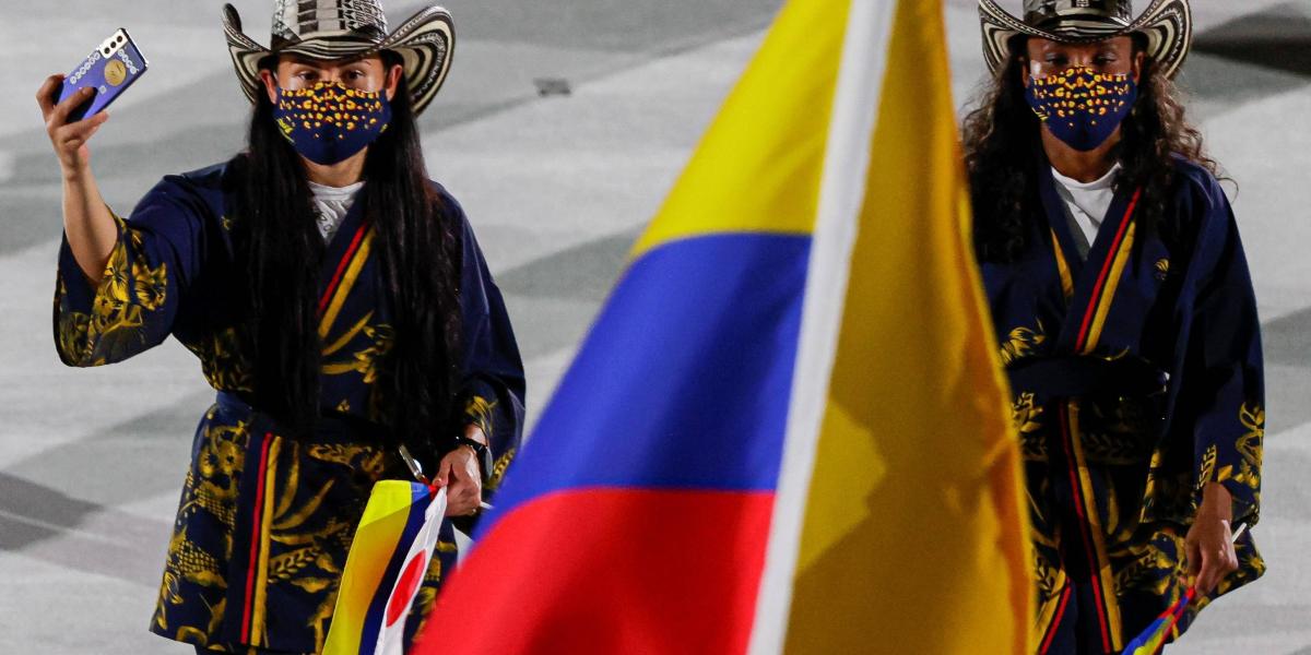 Representantes de la delegación de Colombia desfilan durante la ceremonia inaugural de los Juegos Olímpicos de Tokio 2020, este viernes en el Estadio Olímpico.