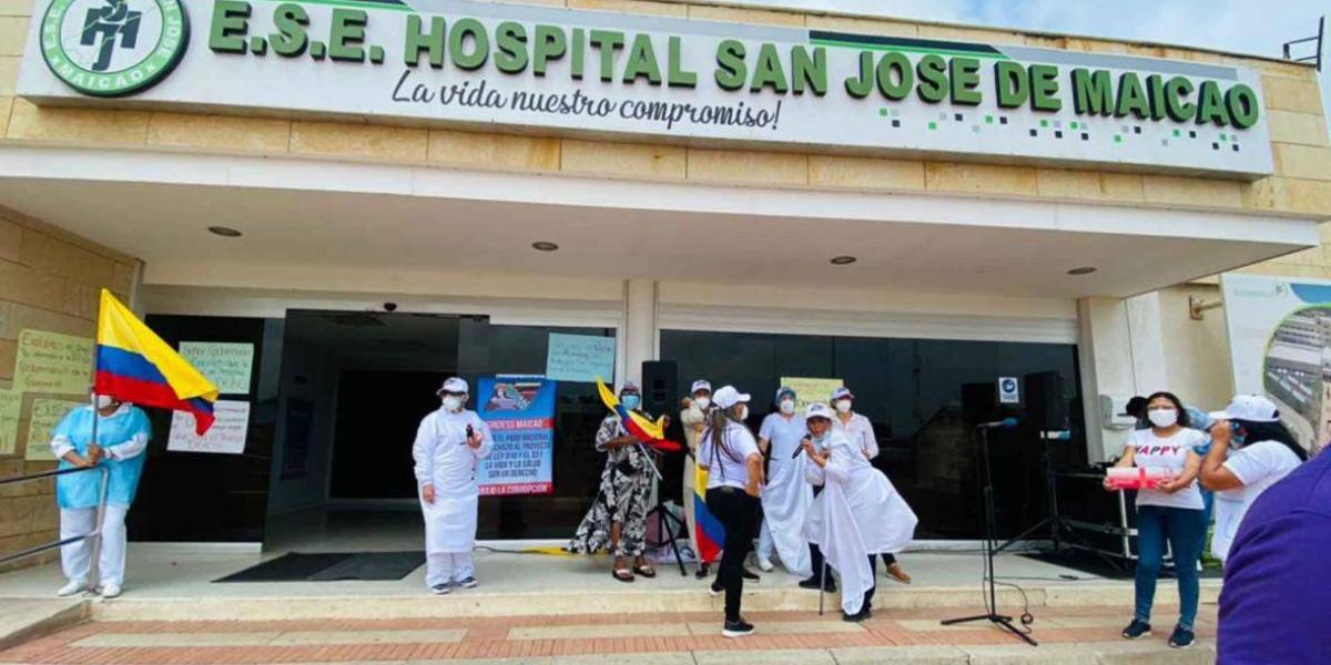 Protesta de empleados del Hospital San José de Maicao, en La Guajira, en junio de este año por la falta de pagos.