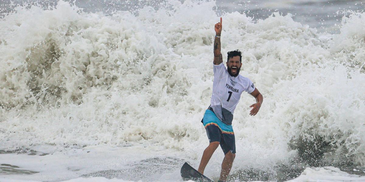 El brasileño Italo Ferreira (foto) hace historia al convertirse en el primer medallista de oro en surf de los Juegos Olímpicos.