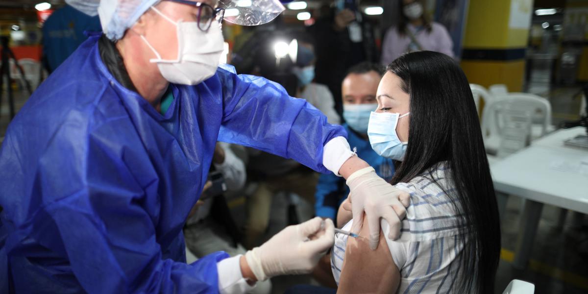 Eliany Esperanza Preciado de 32 años recibe la vacuna 5 millones. Con la vacuna moderna primera dosis en Cafam Flores foto MAURICIO MORENO EL TIEMPO CEET