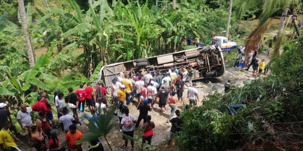 UN bus rodó a un abismo en Tarazá. Llevaba a la Selección de Planeta Rica.