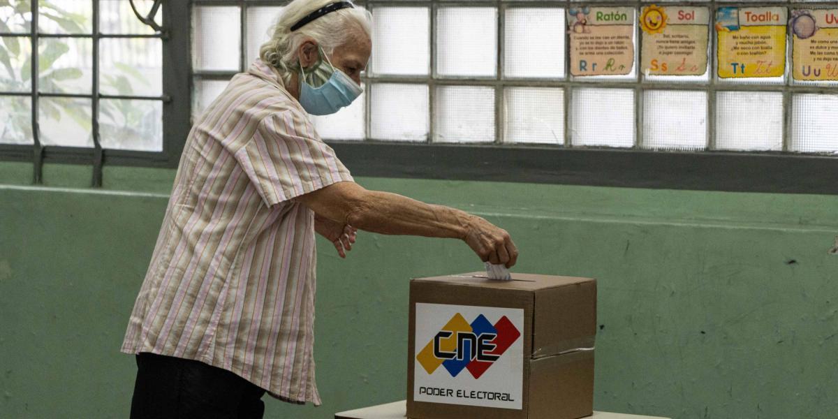 Una ciudadana venezolana deposita su viti durante las elecciones primarias del PSUV.