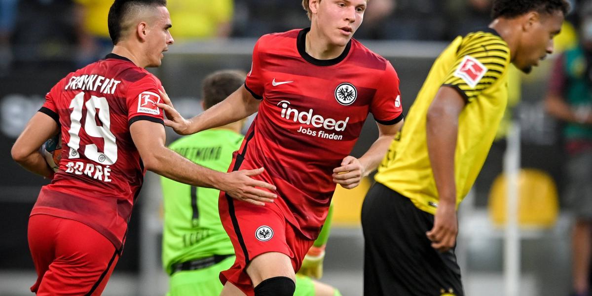 Rafael Santos Borré (19) debutó con el Eintracht Frankfurt.